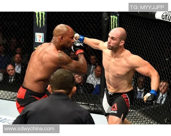 UFC琼斯与科米尔二番战精彩回顾与赛后分析