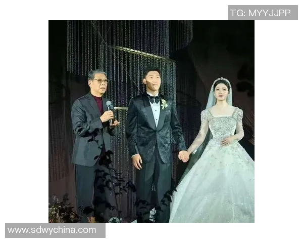 中国足球明星家属的生活与挑战揭秘他们背后的故事与支持力量 中国足球明星家属的生活与挑战揭秘他们背后的故事与支持力量